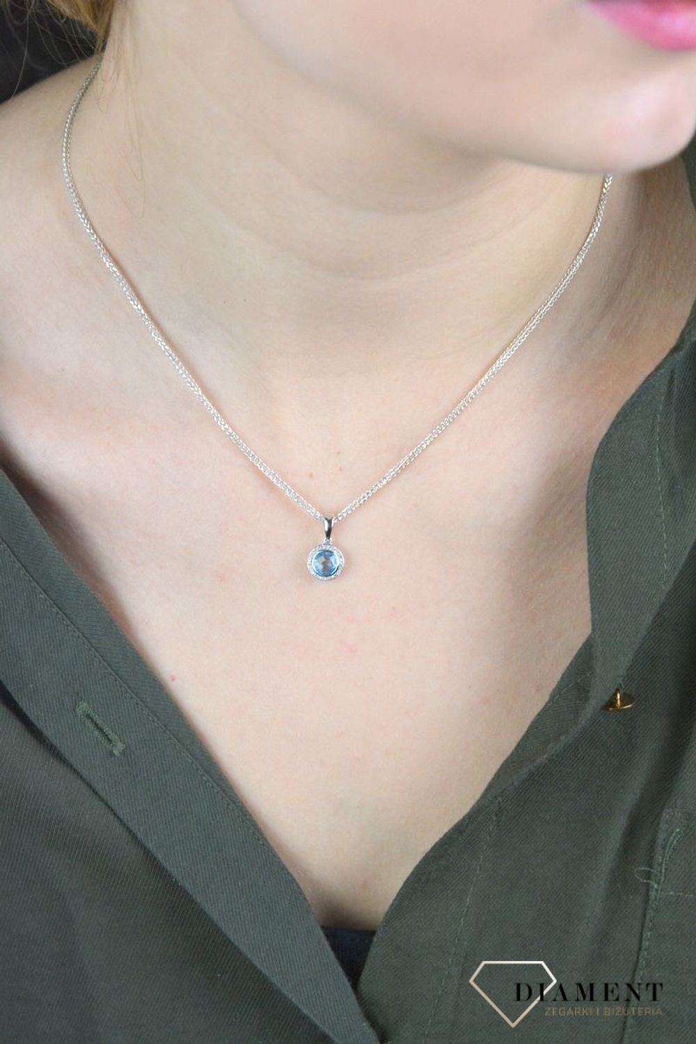 Zawieszka damska białe złoto DIAMENT, topaz 0660027074 HSI. Całość utworzy kompozycję cechującą się klasyczną elegancją i subtelnym pięknem. Wisiorek doda noszącej go kobiecie wdzięku i blasku.jpg